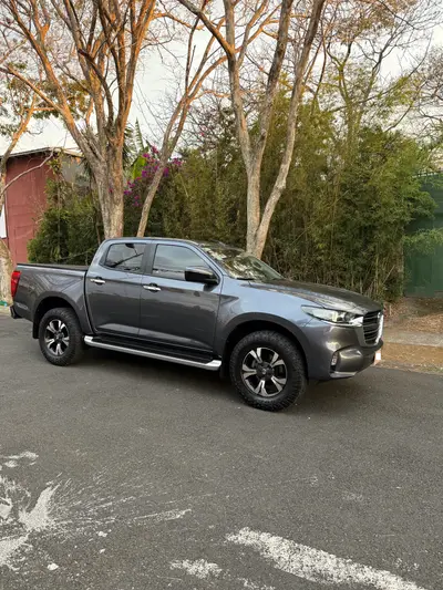 mazda-bt-50-2023-4x4-automatica-33-000-km-unico-dueno-record-agencia-extras