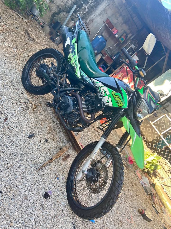 Se vende moto um200 camina super bien buen estado luces frenos placa todo en buen estado 💯