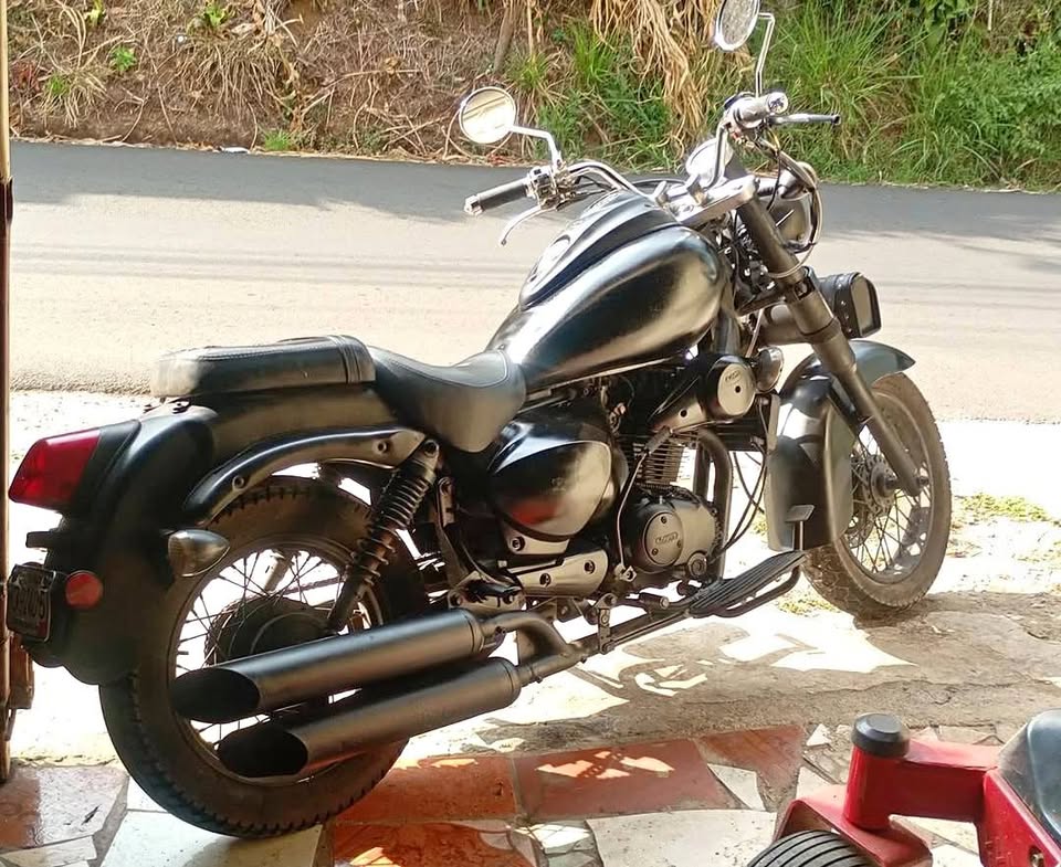 Vendo moto UM RENEGADE 2014