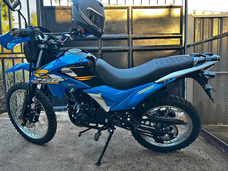 Se vende moto akt250