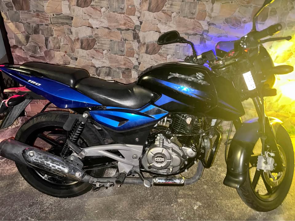 Moto Bajaj Pulsar 180