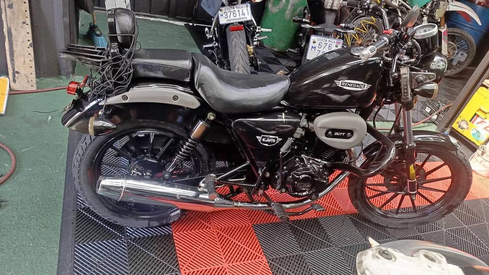 Moto um 200 renegada